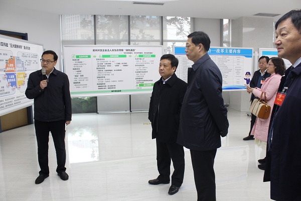 河南省人大常委會(huì)副主任李文慧帶領(lǐng)駐豫全國(guó)人大代表視察團(tuán)到鄭州自貿(mào)片區(qū)綜合服務(wù)中心視察